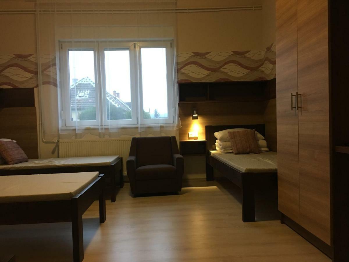 Toronyi Vendeghaz Hotel Luaran gambar